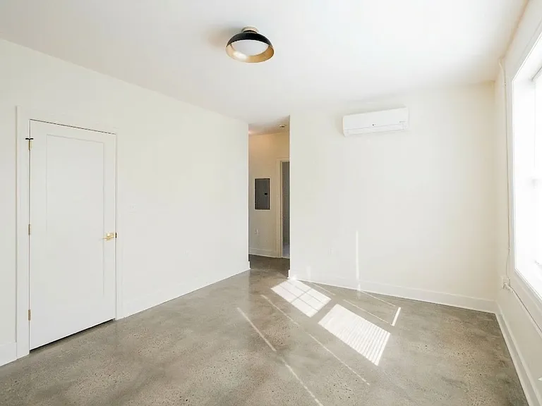 Sterling Apartments — Photo 23