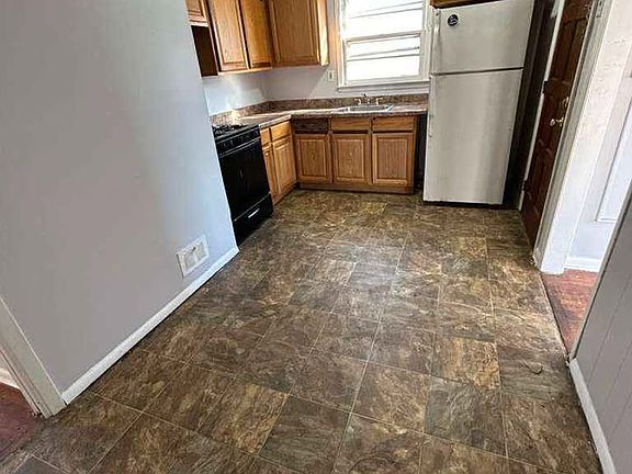 3rd image of 15 Crescent Ct #0