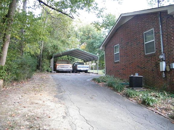 4th image of 2306 Maple Dr
