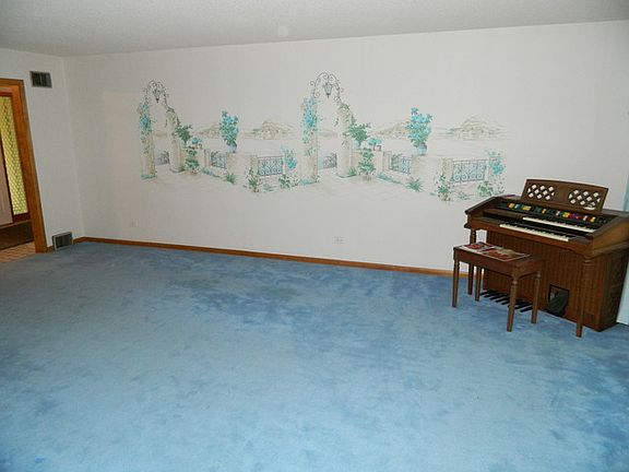 4th image of 304 Lilac Ln