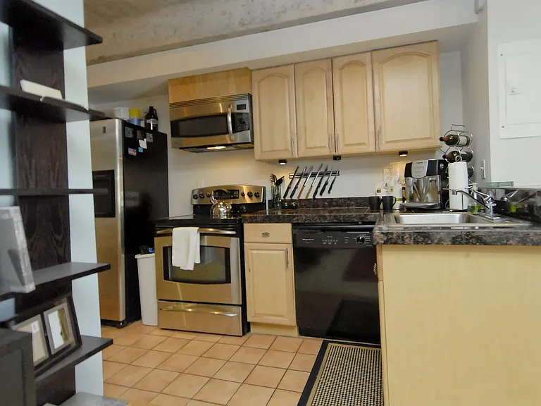 590 N Logan St — Photo 2