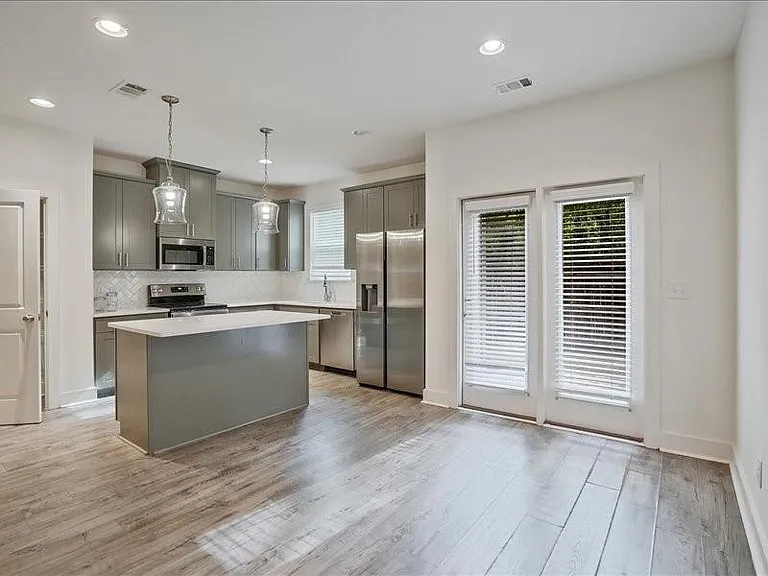 1809 Edgehill Dr — Photo 1