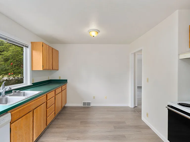 295 NE Alder St — Photo 16