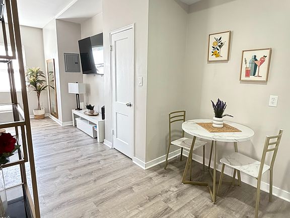 5th image of 1524 Queen St NE