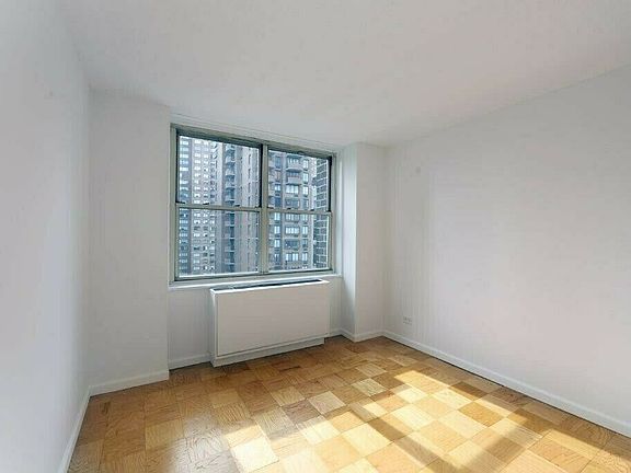 4th image of 166 E 34th St #1101