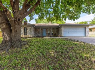 136 Amory Dr, Benbrook, TX 76126