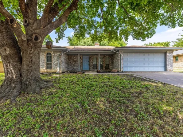 136 Amory Dr, Benbrook, TX 76126