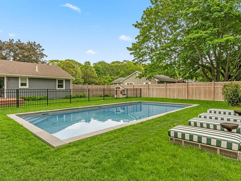 1480 Harbor Ln — Photo 2