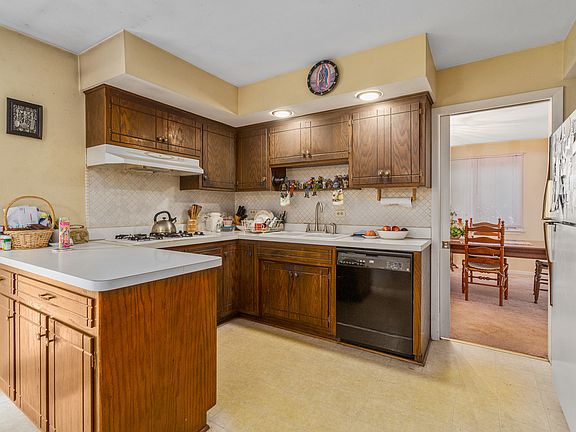 2nd image of 18350 Carpenter St