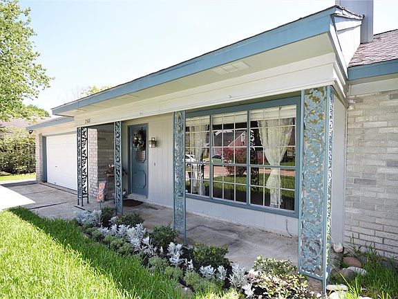 Nice front porch.