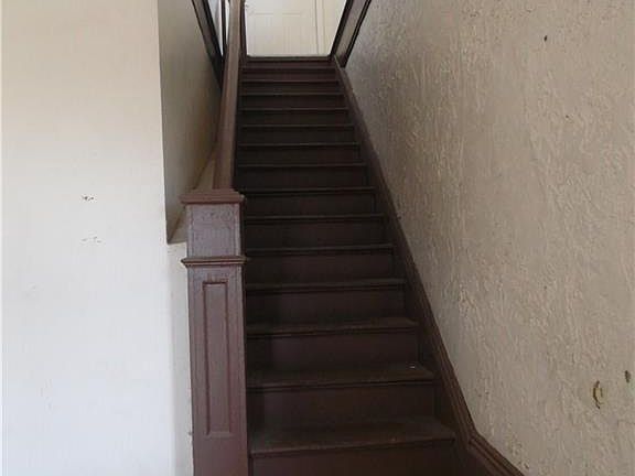 4th image of 709 E Yandell Dr