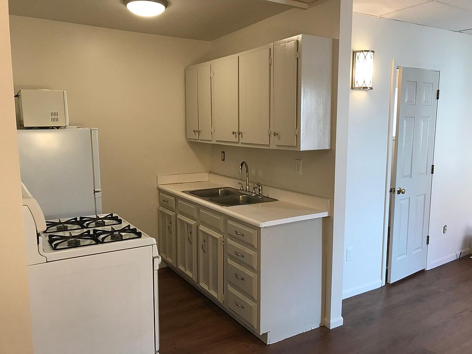 Kitchen - Gas stove and Oven - Newer Fridge