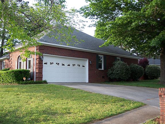 3rd image of 221 Chesapeake Blvd