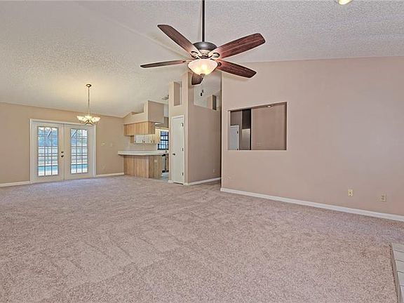 4th image of 904 Liberty Ln