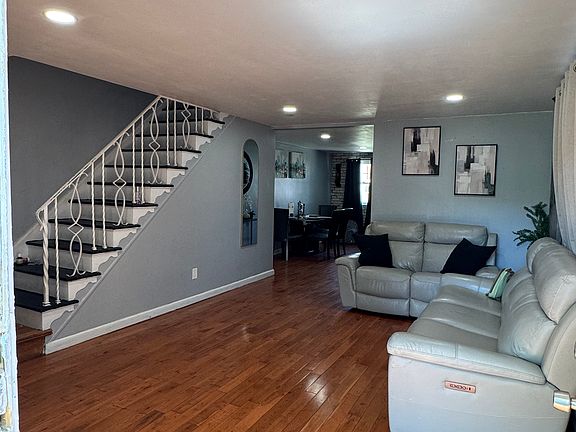 3rd image of 811 W Emaus Ave