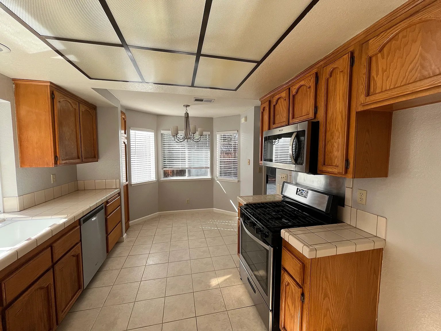 3 bed, 2.5 bath, 1887 sqft, $3,945 — Photo 2