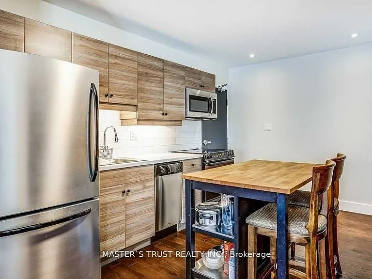 720B Wellington St W — Photo 4
