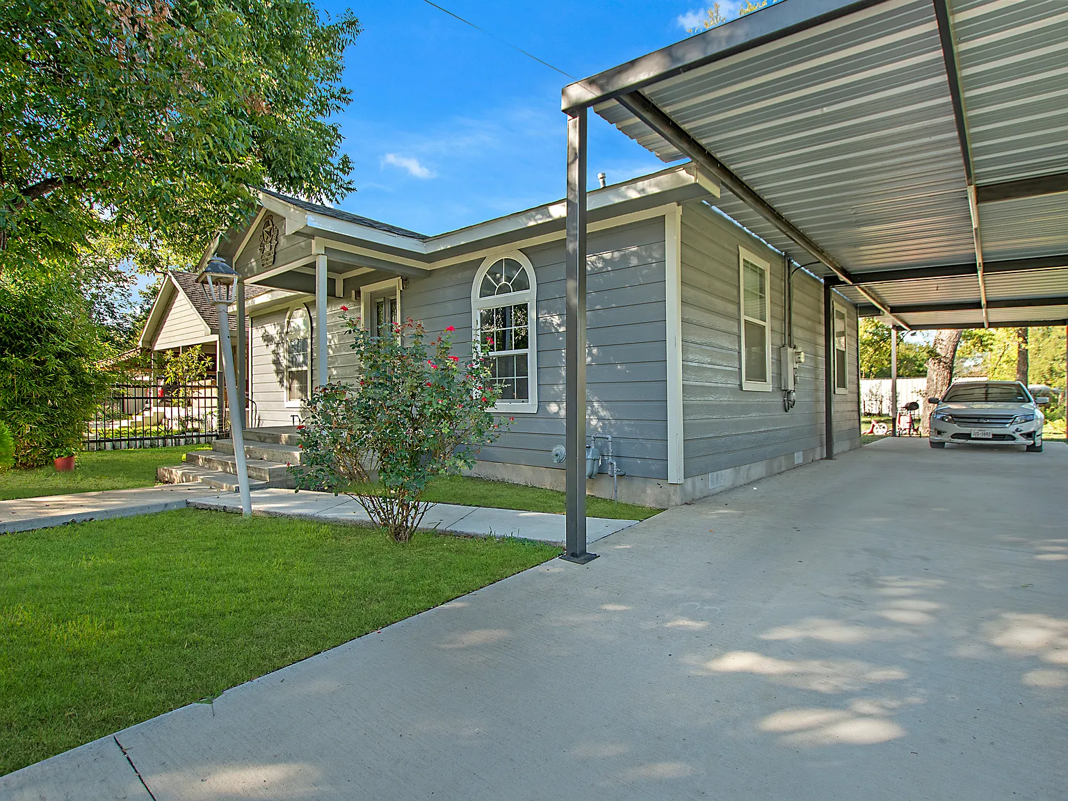 2 bed, 896 sqft, $2,000 — Photo 3