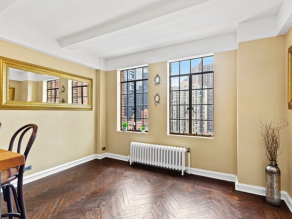 3rd image of 320 E 42nd St APT 1911