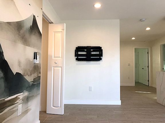 Livingroom - TV mount