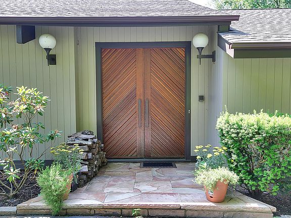 2nd image of 4 Old Farm Ln