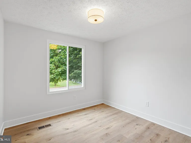 202 Leslie Ct — Photo 14