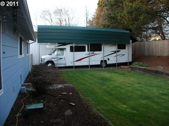 4th image of 3859 SE Spaulding Ave