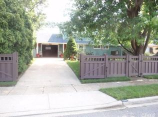 135 Kingfisher Rd, Levittown, NY 11756