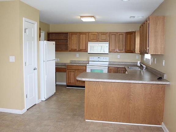 3rd image of 304 Carrie Ct