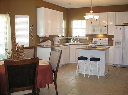 Large kitchen w/ GRANITE counter tops