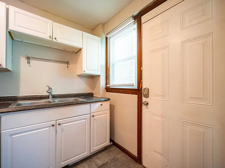 213 E Hudson St — Photo 7