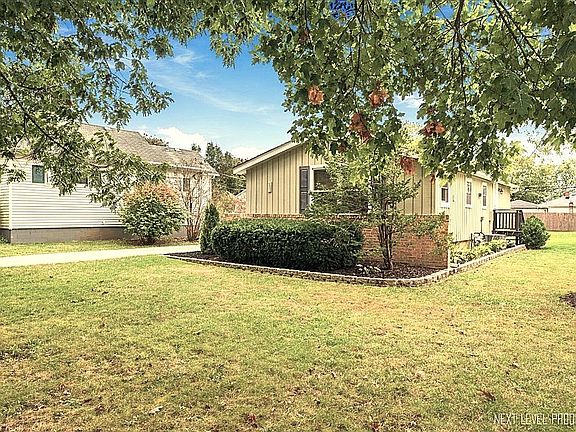 2nd image of 904 Kenilworth Pl