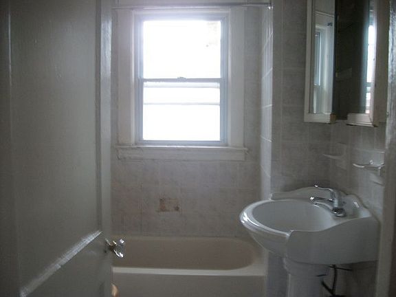 5th image of 9 Abbotsford Ave
