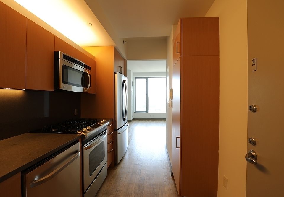 1st image of 8 Spruce St APT 14E