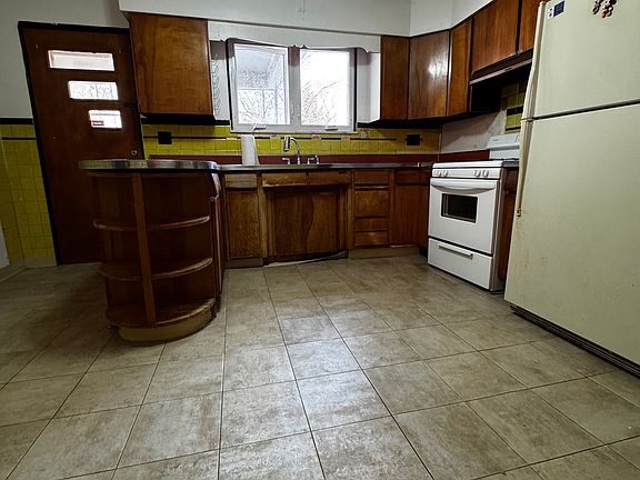 3rd image of 427 E End Ave Floor 1