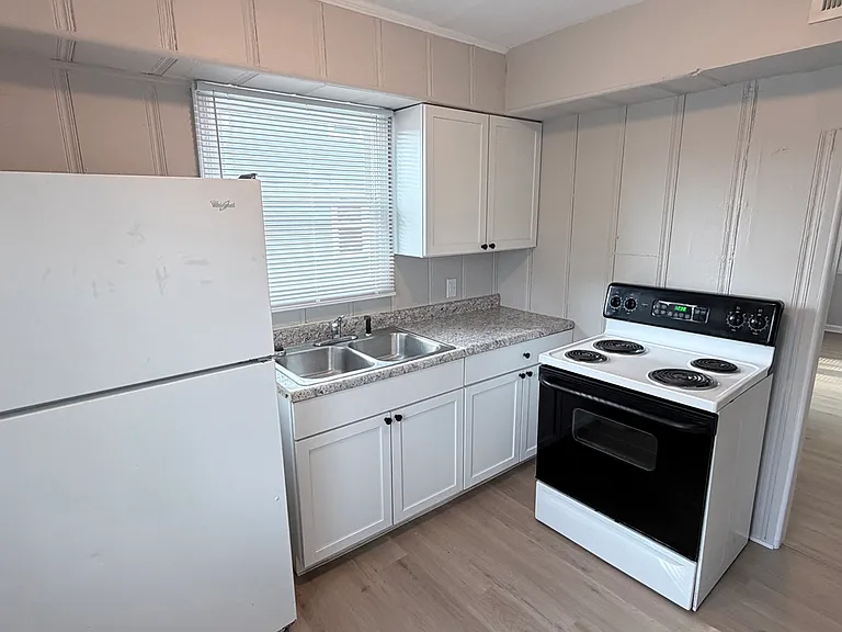 1025 Covert Ave — Photo 3