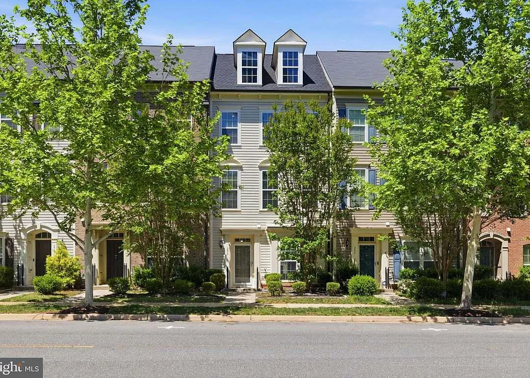 3 bed, 2.5 bath, 2288 sqft, $3,200 — Photo 1