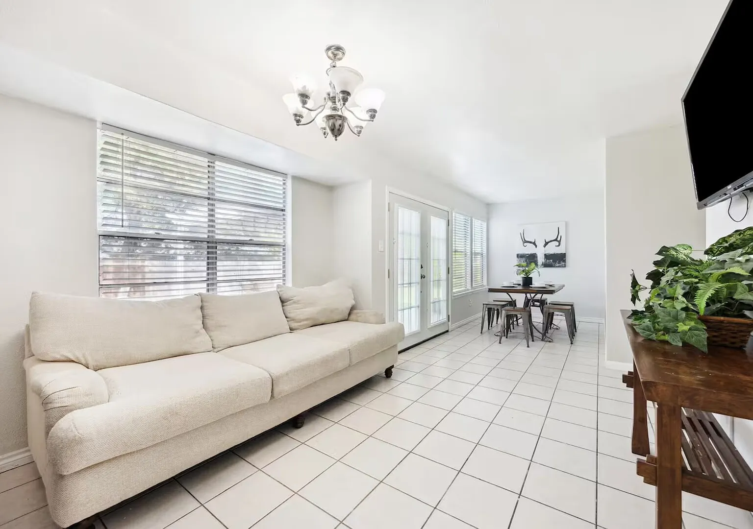 5BR Home in S. Austin! Near Everything! — Photo 3