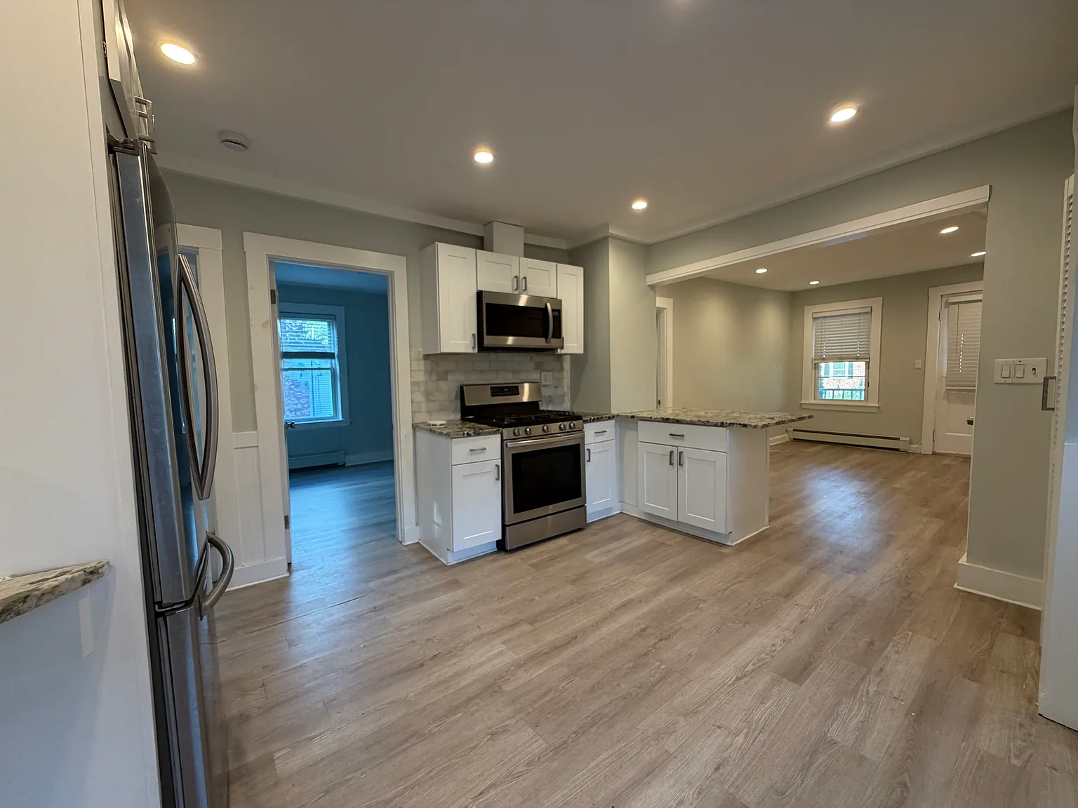 3 bed, 1200 sqft, $3,200 — Photo 2