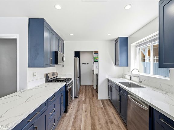 2nd image of 711 Stepney St