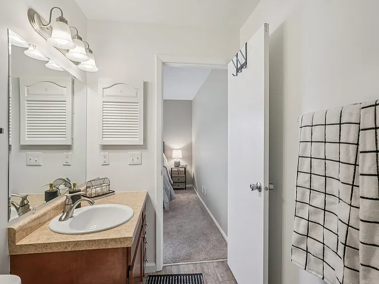 Pier 39 Apartments & Townhomes — Photo 53