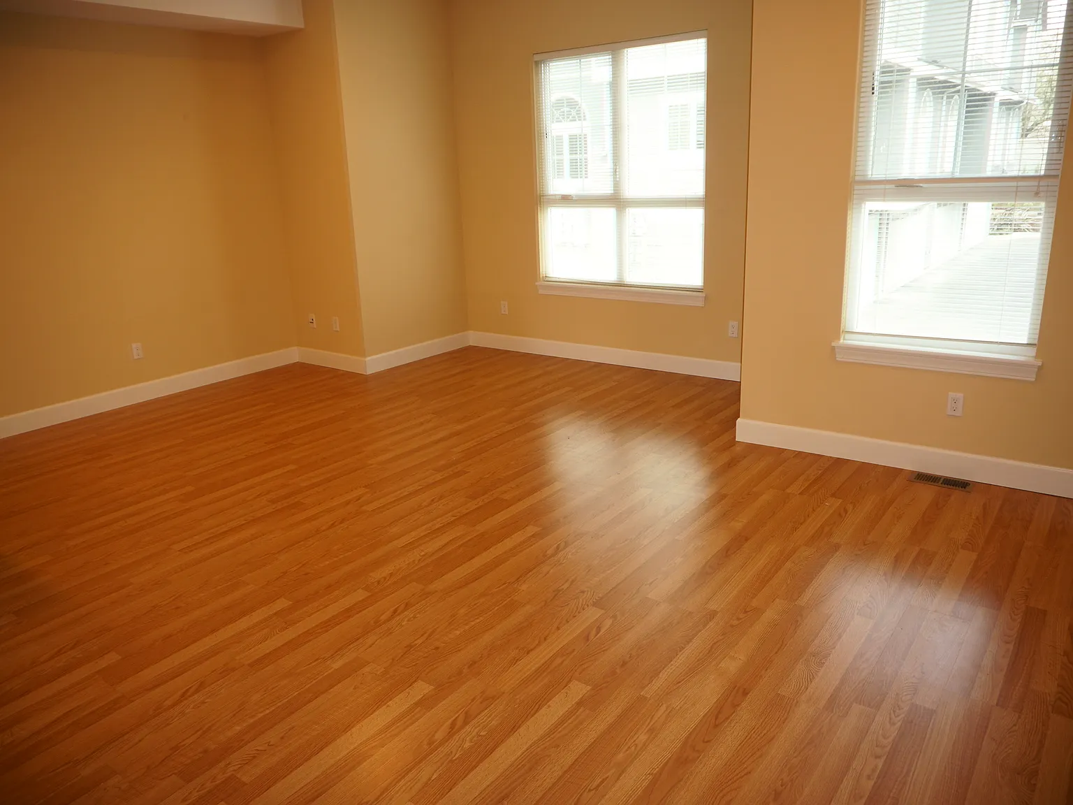 3 bed, 2.5 bath, 1914 sqft, $5,250 — Photo 2