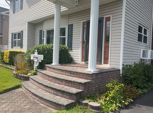 27 Lowell St, Bethpage, NY 11714