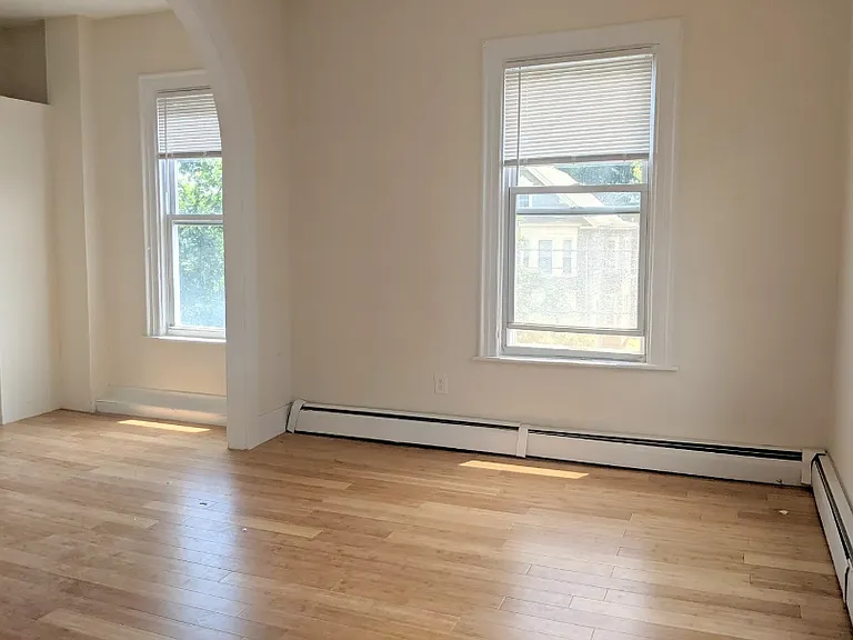 Cameron Ave — Photo 18