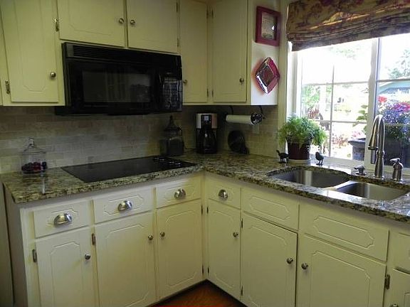 Kitchen w/Granite