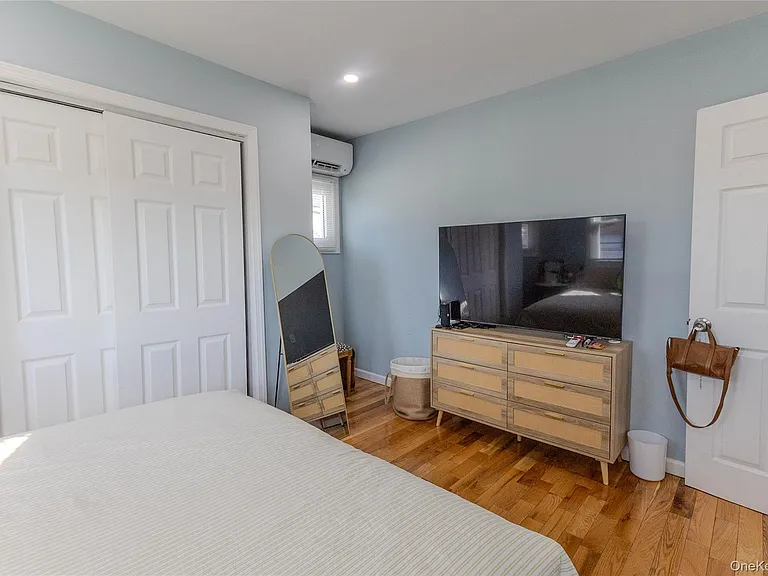 55 Henry St — Photo 11