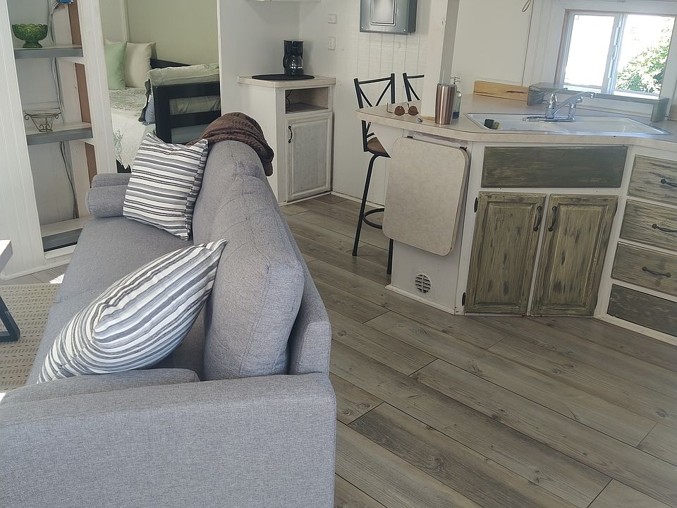 2nd image of 130 Reef Ln