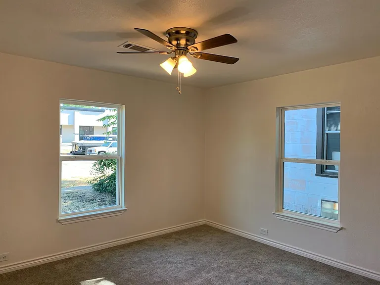 820 W Crawford St — Photo 6