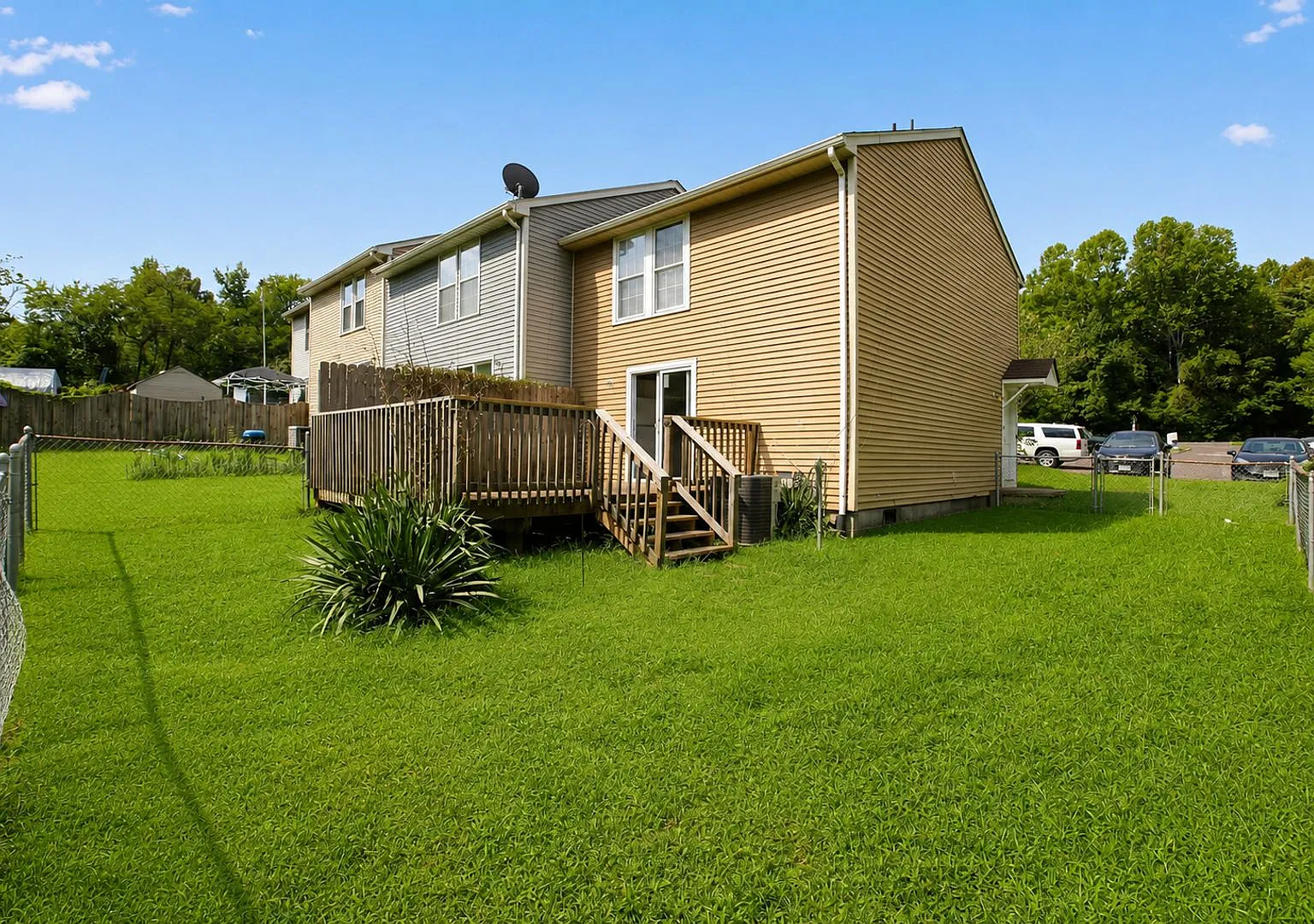 King George Spacious 2 Bedroom End Unit Townhouse — Photo 2