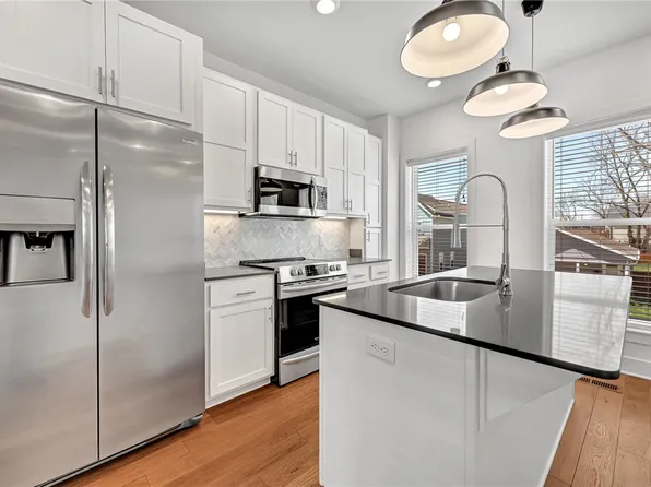 421 SW B St, Bentonville, AR 72712